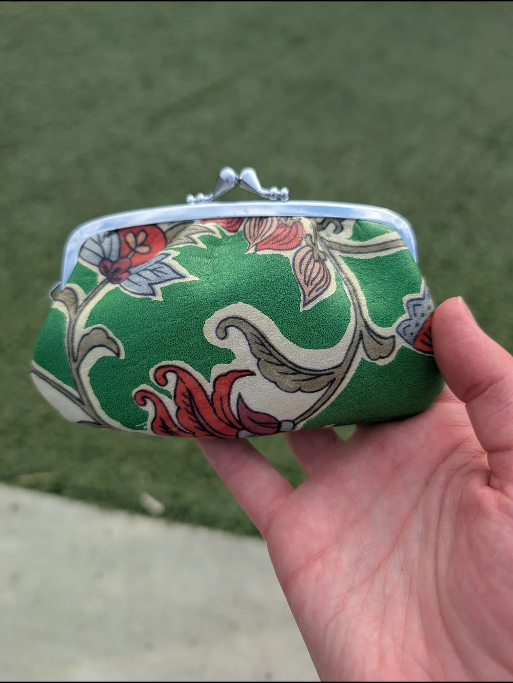 Vintage-Inspired Floral Kiss-Lock Coin Purse
